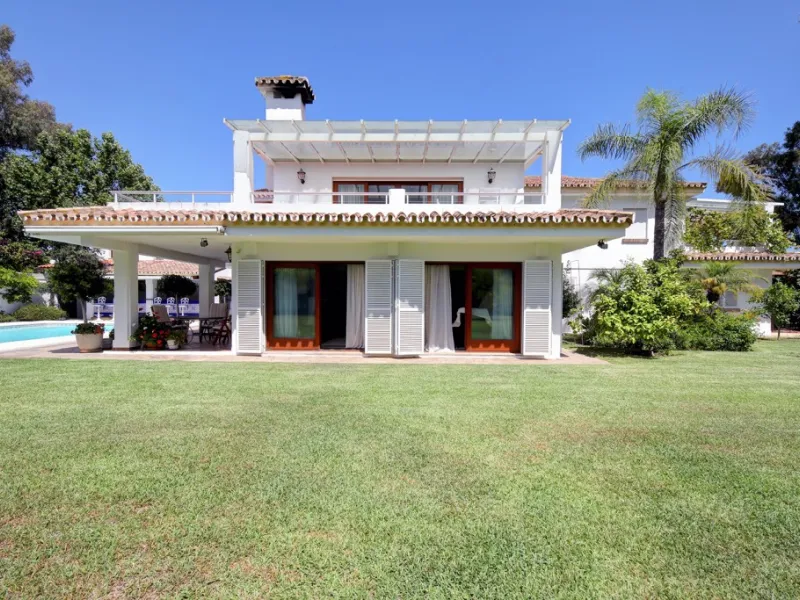 House - Detached Villa в продаже в Estepona, Málaga. В доме 5 спален и 4 ванных комнат. Площадь дома 698 м². Площадь участка 1200 м²