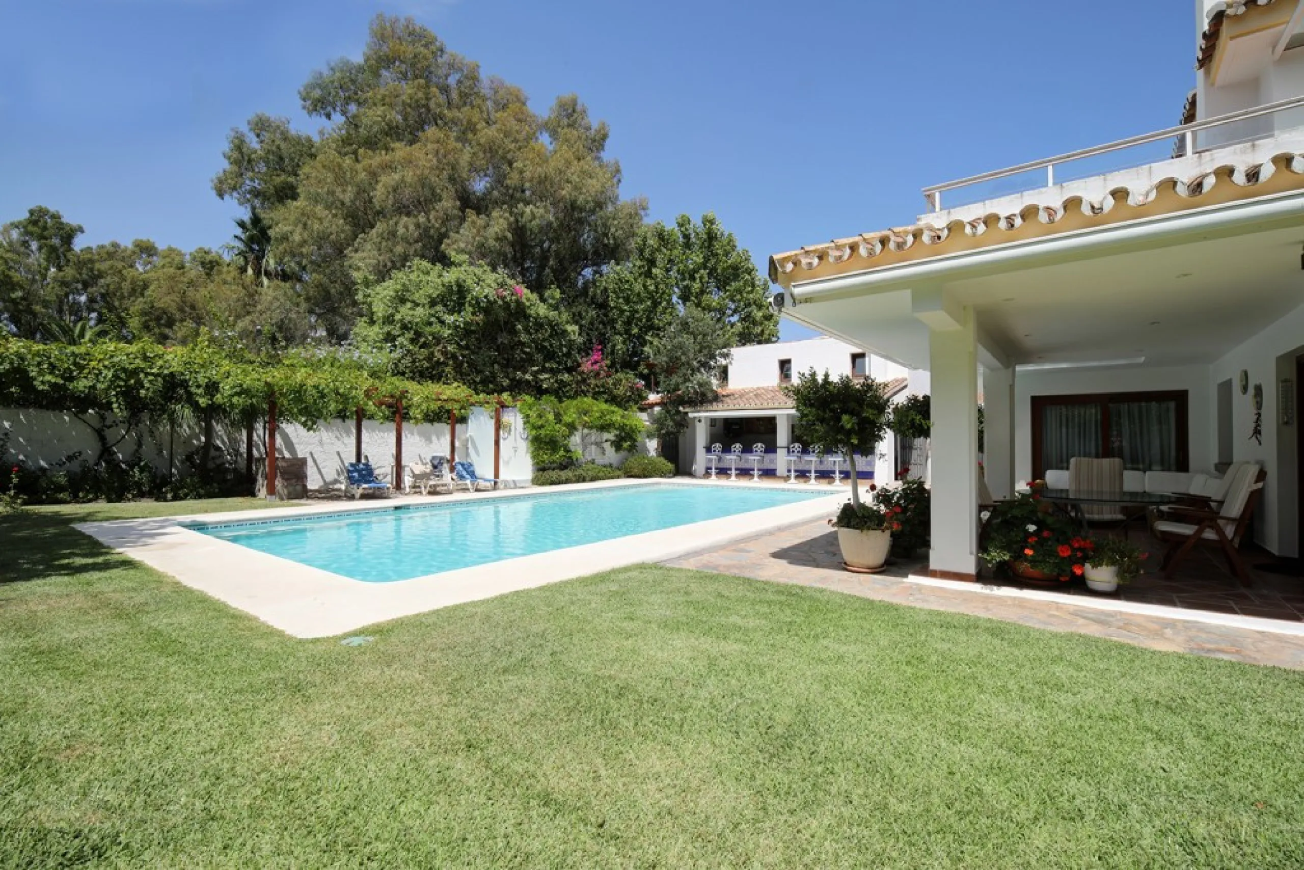 House - Detached Villa в продаже в Estepona, Málaga. В доме 5 спален и 4 ванных комнат. Площадь дома 698 м². Площадь участка 1200 м²