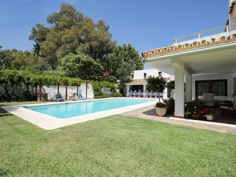 House - Detached Villa в продаже в Estepona, Málaga. В доме 5 спален и 4 ванных комнат. Площадь дома 698 м². Площадь участка 1200 м²