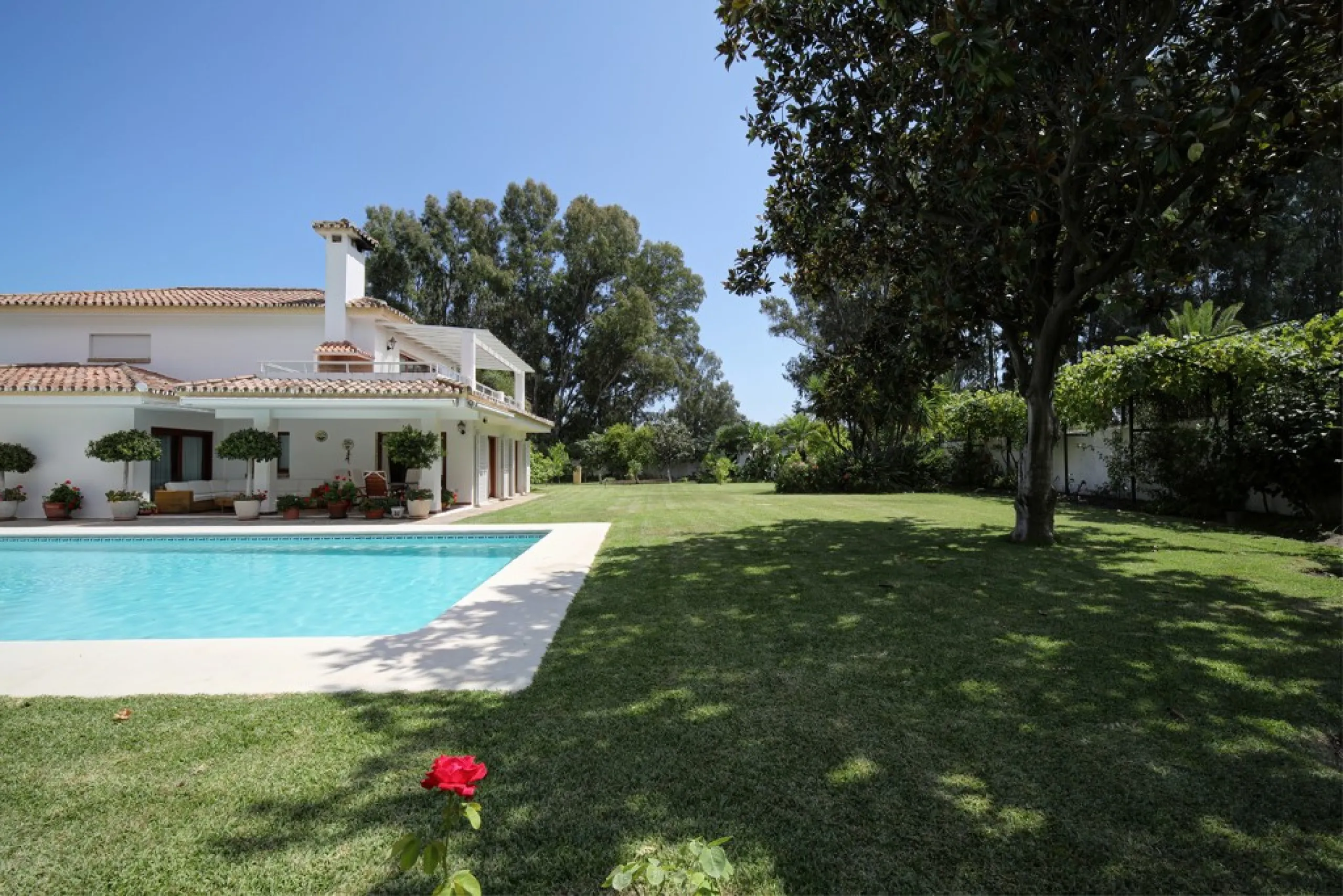 House - Detached Villa в продаже в Estepona, Málaga. В доме 5 спален и 4 ванных комнат. Площадь дома 698 м². Площадь участка 1200 м²