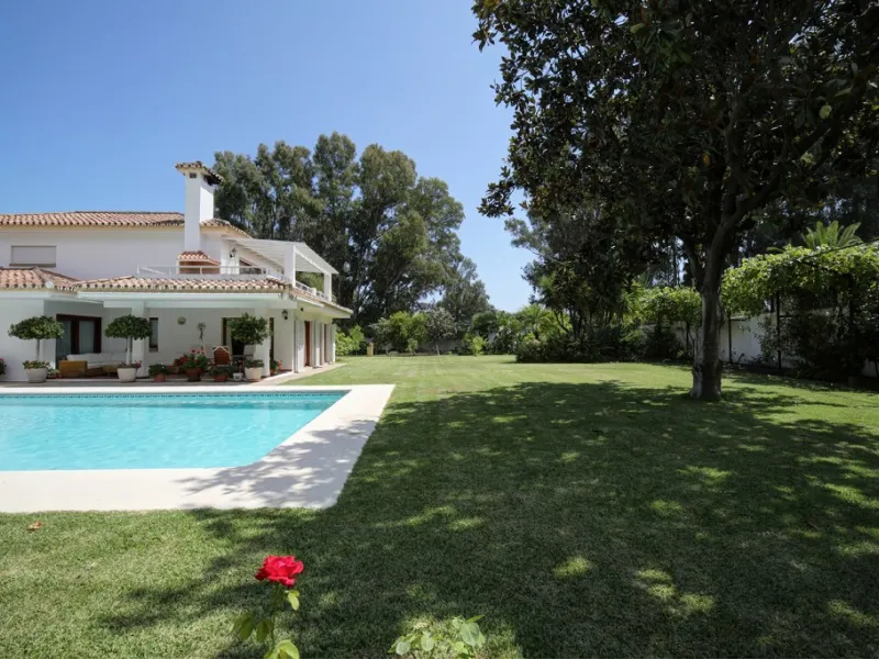 House - Detached Villa в продаже в Estepona, Málaga. В доме 5 спален и 4 ванных комнат. Площадь дома 698 м². Площадь участка 1200 м²
