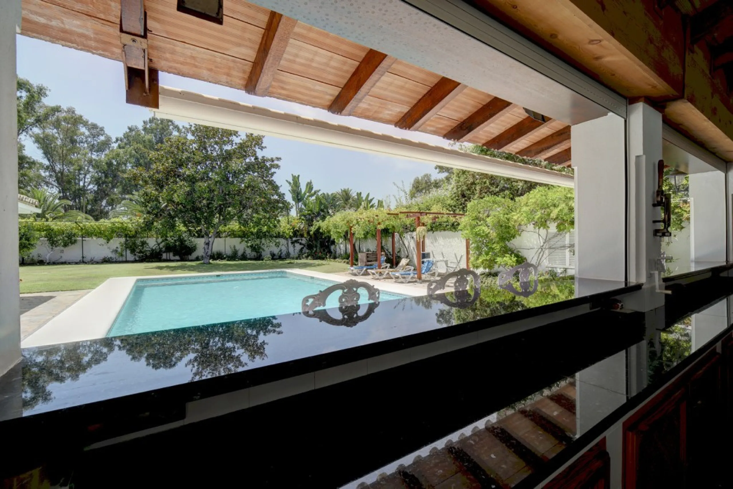 House - Detached Villa в продаже в Estepona, Málaga. В доме 5 спален и 4 ванных комнат. Площадь дома 698 м². Площадь участка 1200 м²