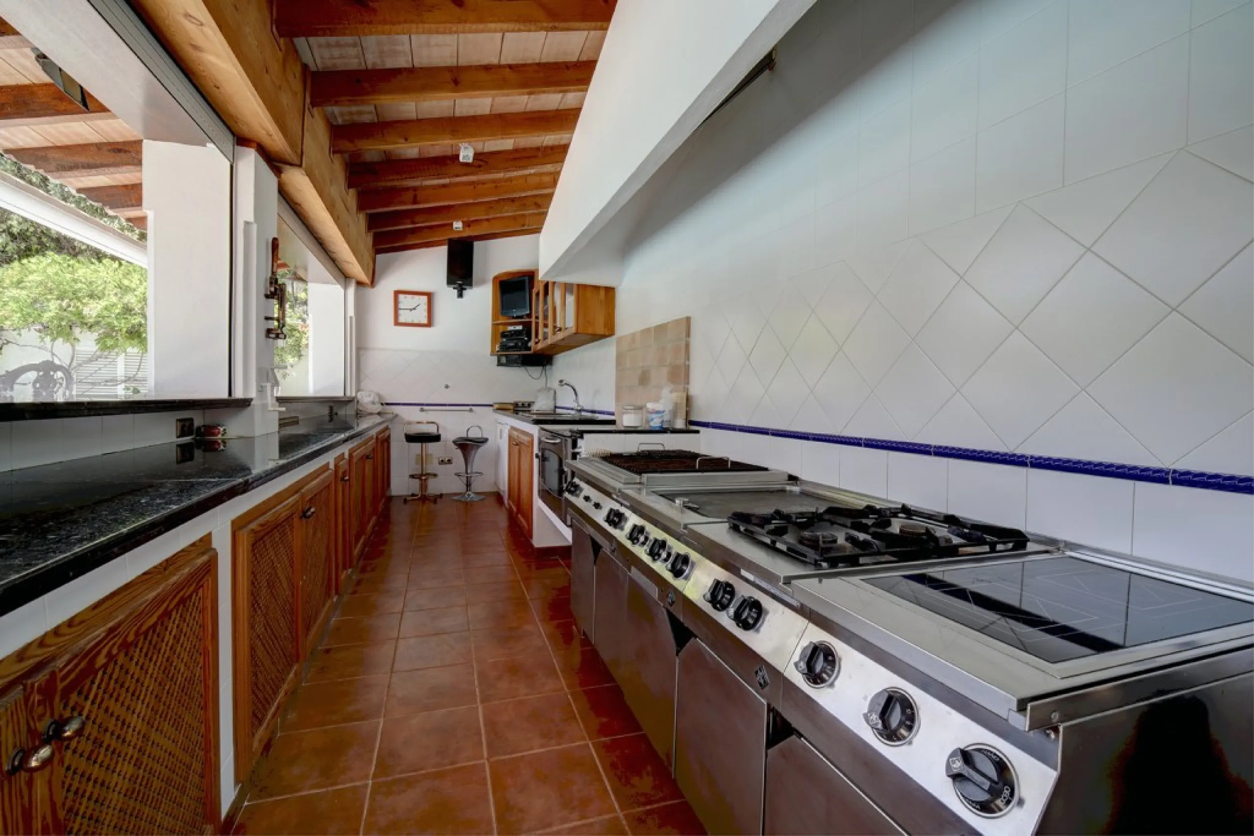 House - Detached Villa в продаже в Estepona, Málaga. В доме 5 спален и 4 ванных комнат. Площадь дома 698 м². Площадь участка 1200 м²
