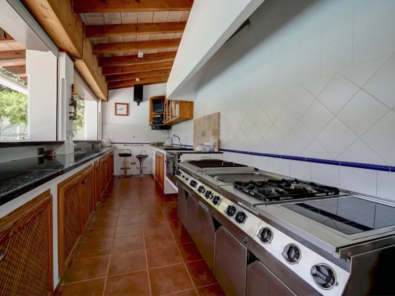 House - Detached Villa в продаже в Estepona, Málaga. В доме 5 спален и 4 ванных комнат. Площадь дома 698 м². Площадь участка 1200 м²