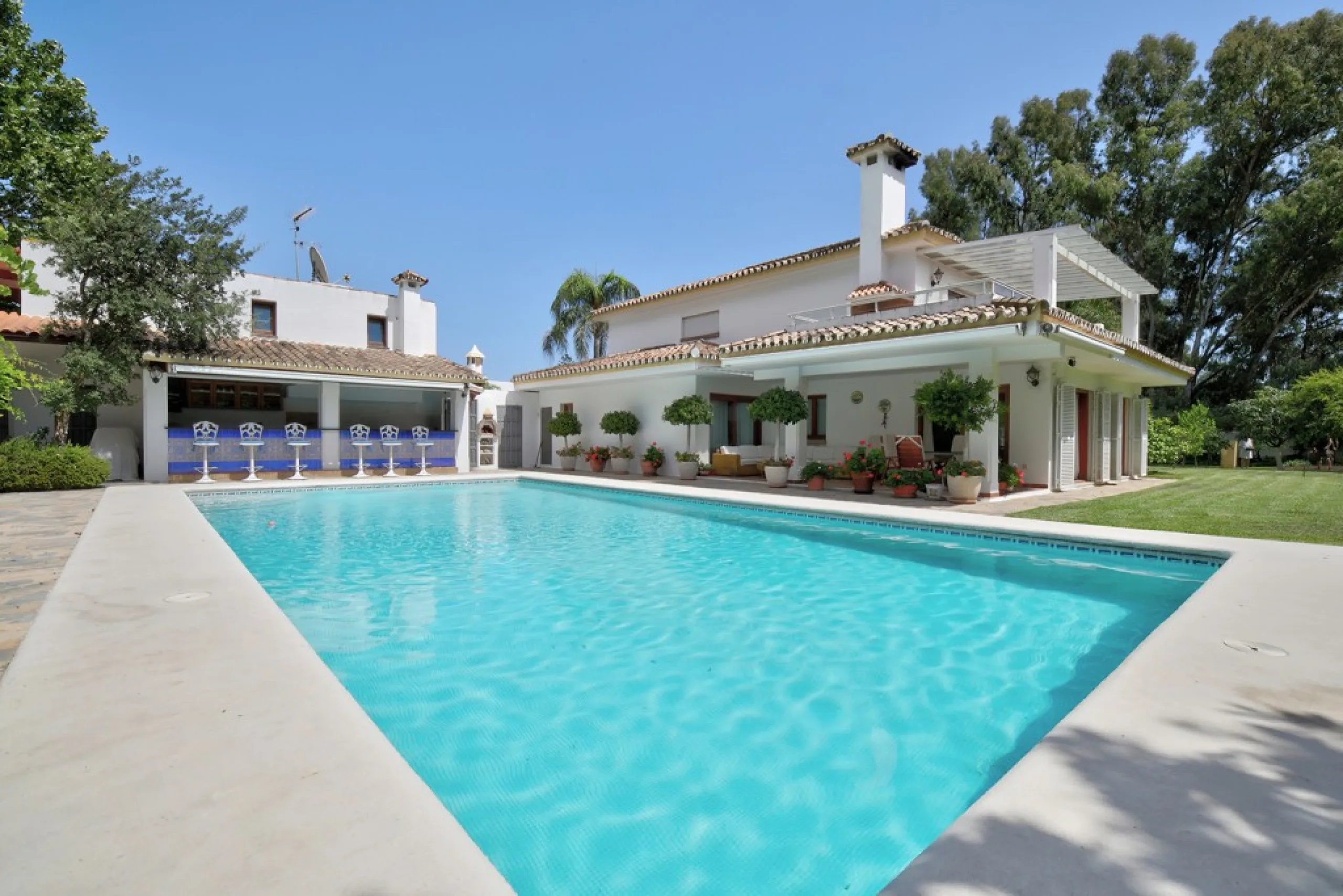 House - Detached Villa в продаже в Estepona, Málaga. В доме 5 спален и 4 ванных комнат. Площадь дома 698 м². Площадь участка 1200 м²