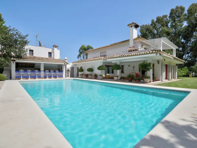 House - Detached Villa в продаже в Estepona, Málaga. В доме 5 спален и 4 ванных комнат. Площадь дома 698 м². Площадь участка 1200 м²