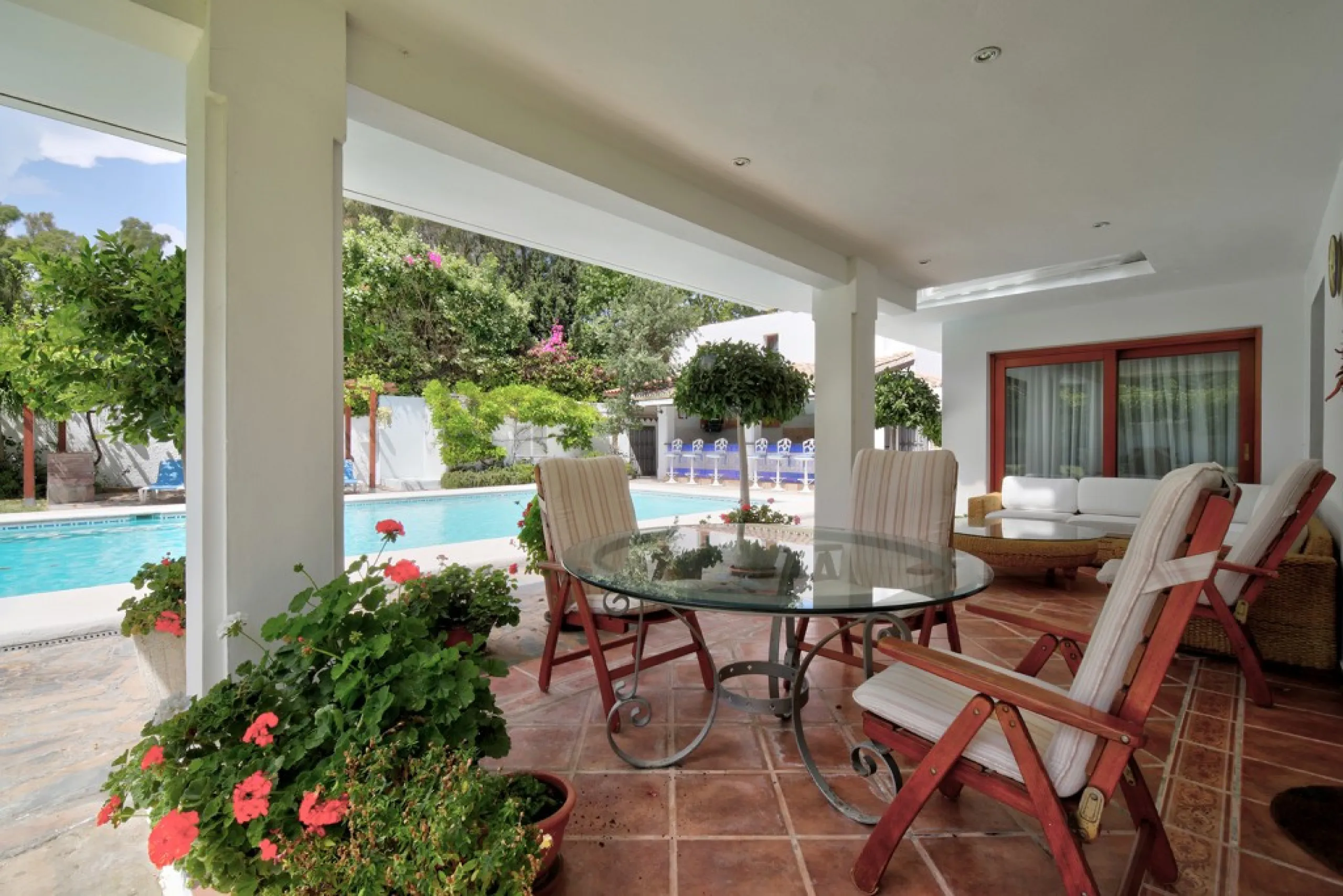House - Detached Villa в продаже в Estepona, Málaga. В доме 5 спален и 4 ванных комнат. Площадь дома 698 м². Площадь участка 1200 м²