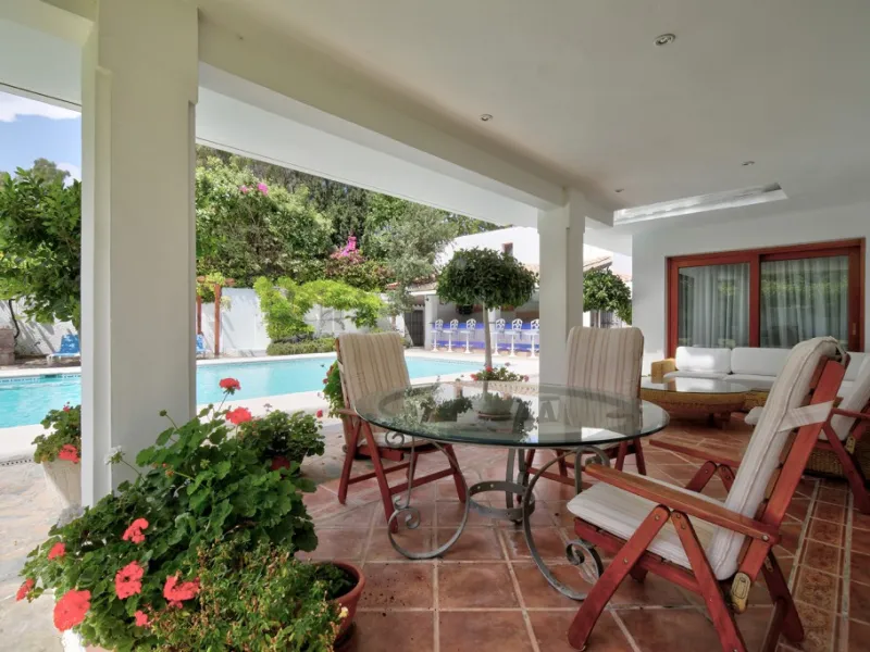 House - Detached Villa в продаже в Estepona, Málaga. В доме 5 спален и 4 ванных комнат. Площадь дома 698 м². Площадь участка 1200 м²
