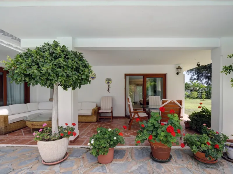 House - Detached Villa в продаже в Estepona, Málaga. В доме 5 спален и 4 ванных комнат. Площадь дома 698 м². Площадь участка 1200 м²