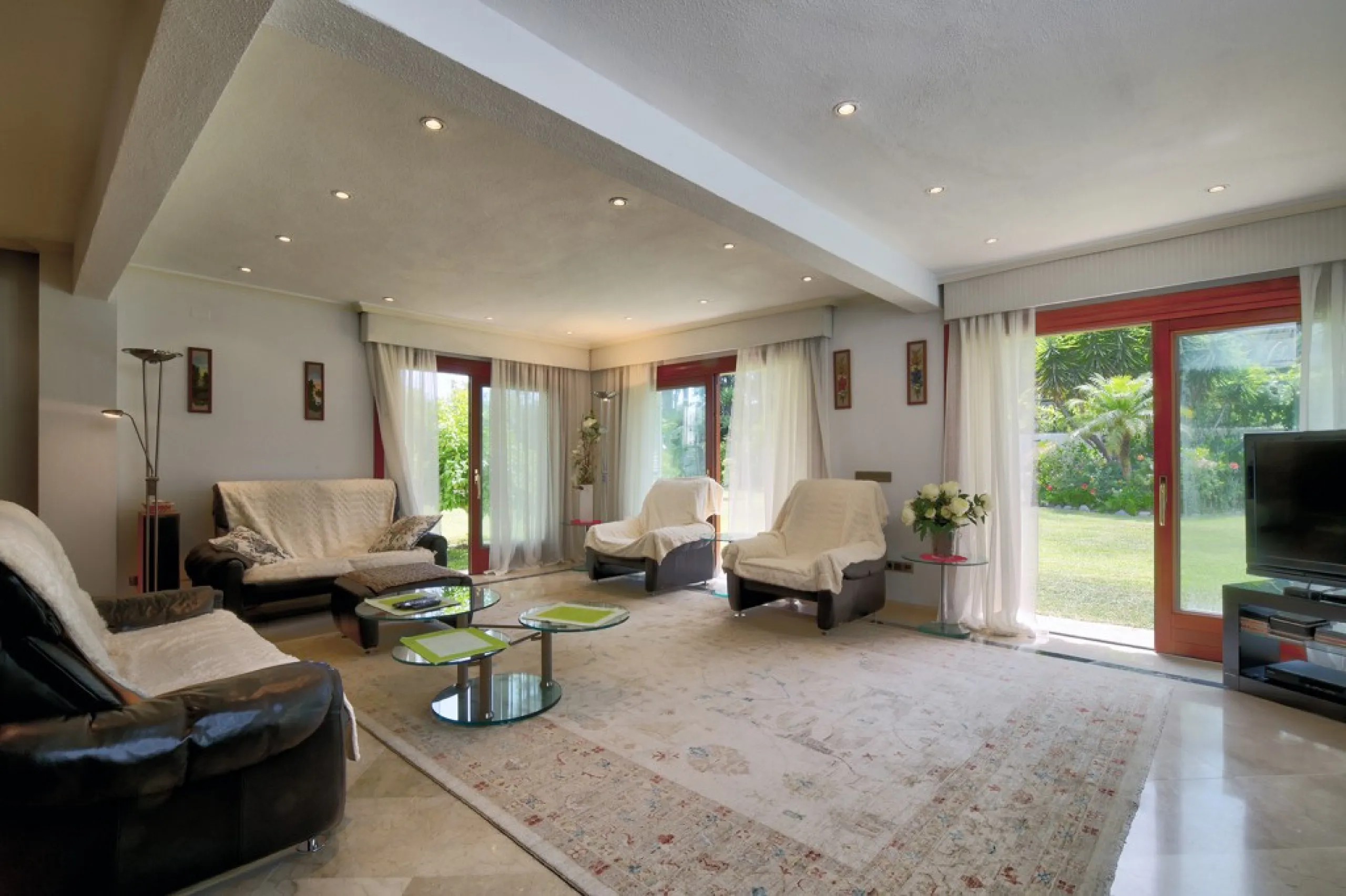 House - Detached Villa в продаже в Estepona, Málaga. В доме 5 спален и 4 ванных комнат. Площадь дома 698 м². Площадь участка 1200 м²