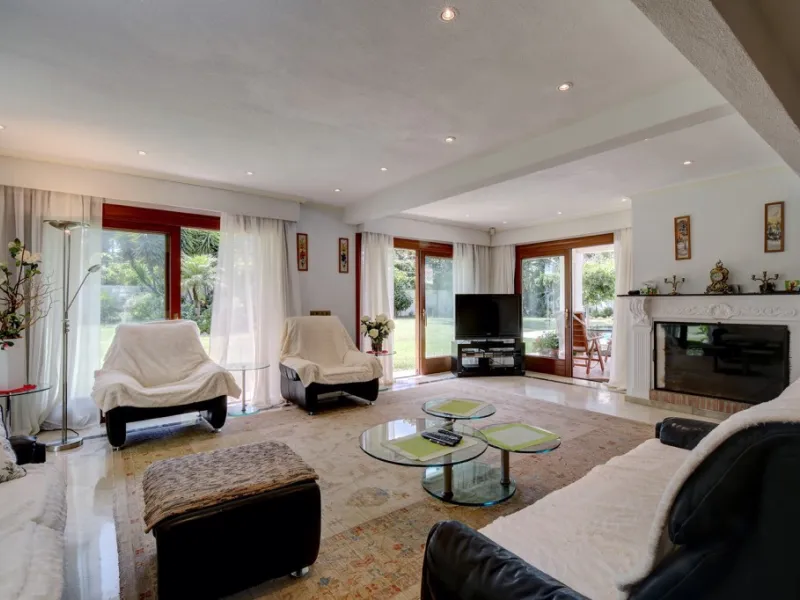 House - Detached Villa в продаже в Estepona, Málaga. В доме 5 спален и 4 ванных комнат. Площадь дома 698 м². Площадь участка 1200 м²
