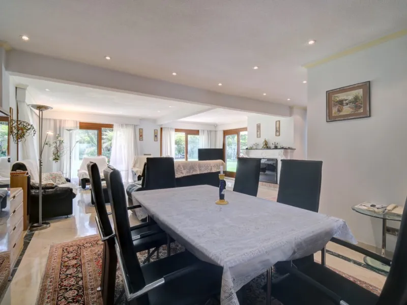 House - Detached Villa в продаже в Estepona, Málaga. В доме 5 спален и 4 ванных комнат. Площадь дома 698 м². Площадь участка 1200 м²
