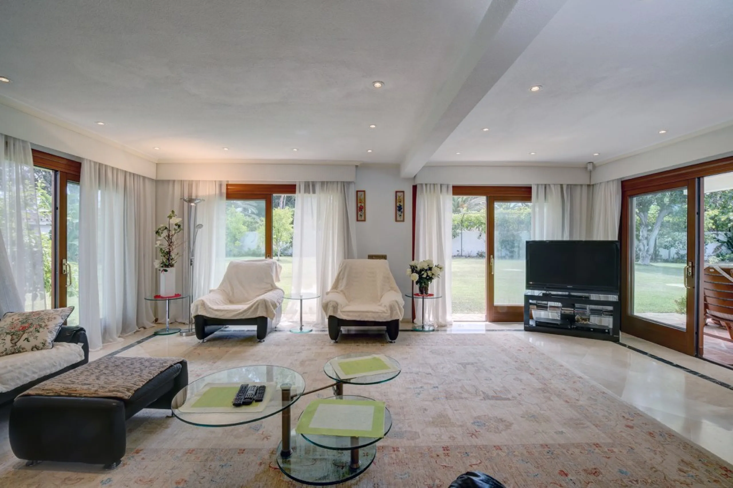 House - Detached Villa в продаже в Estepona, Málaga. В доме 5 спален и 4 ванных комнат. Площадь дома 698 м². Площадь участка 1200 м²