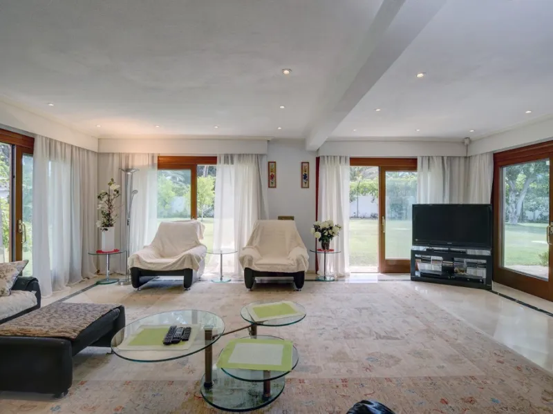 House - Detached Villa в продаже в Estepona, Málaga. В доме 5 спален и 4 ванных комнат. Площадь дома 698 м². Площадь участка 1200 м²
