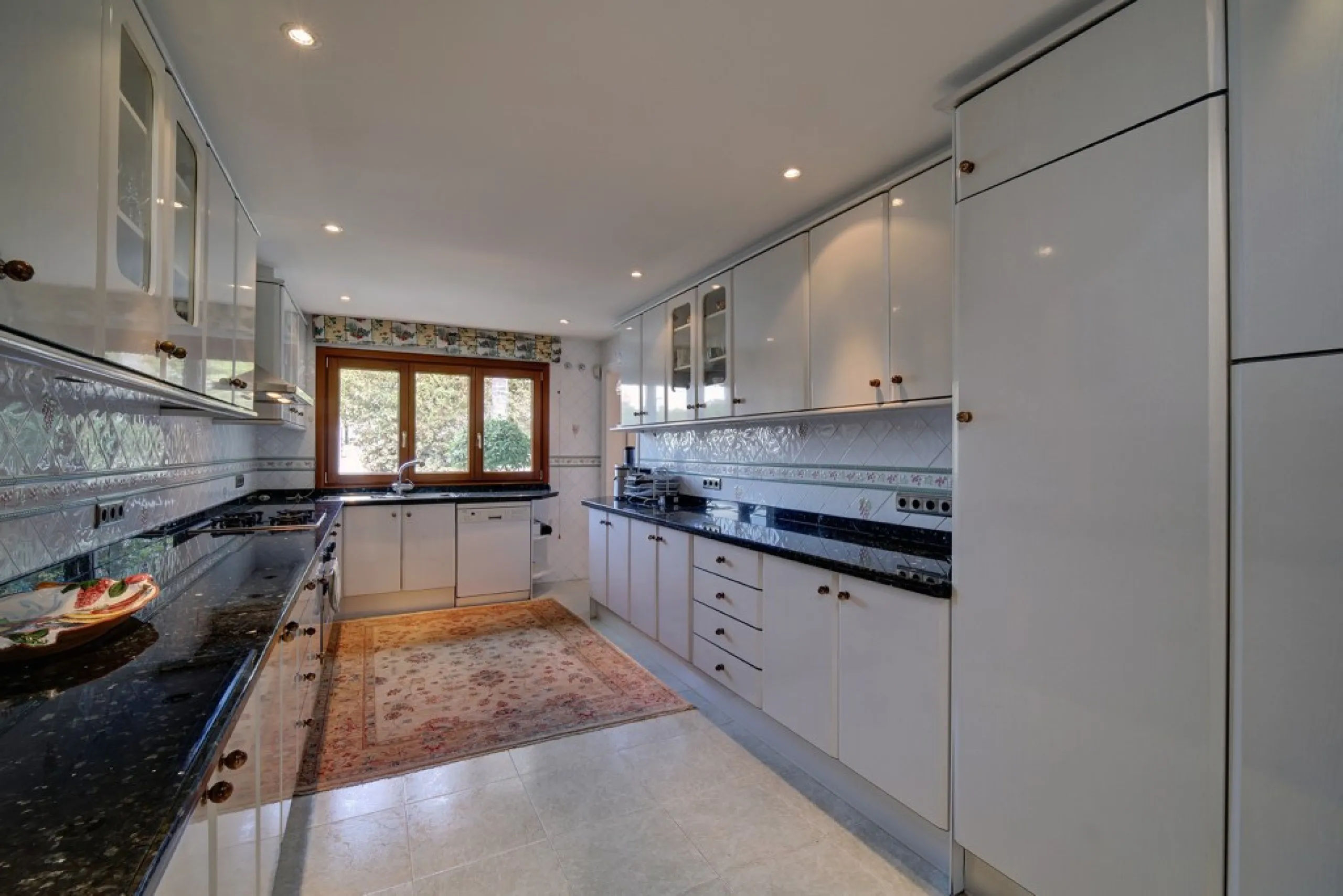 House - Detached Villa в продаже в Estepona, Málaga. В доме 5 спален и 4 ванных комнат. Площадь дома 698 м². Площадь участка 1200 м²