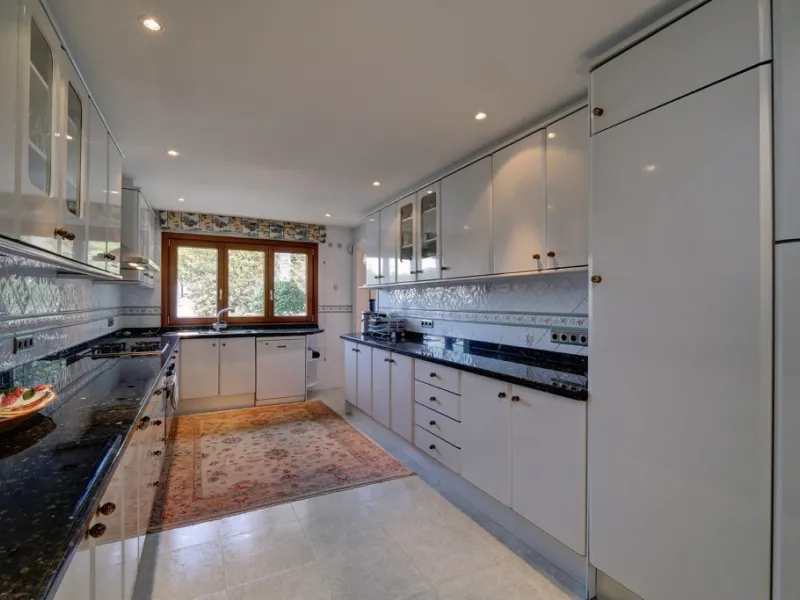 House - Detached Villa в продаже в Estepona, Málaga. В доме 5 спален и 4 ванных комнат. Площадь дома 698 м². Площадь участка 1200 м²