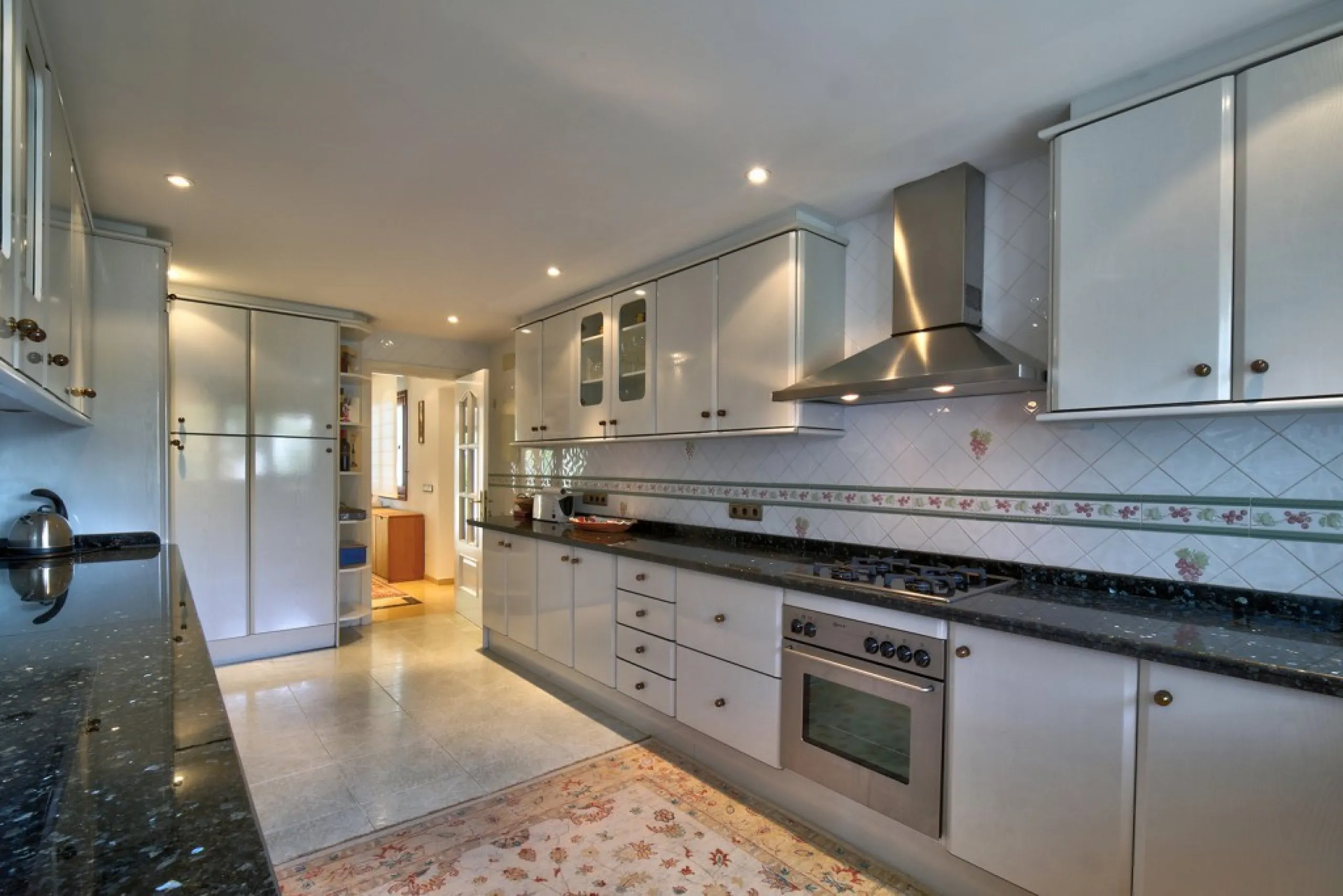 House - Detached Villa в продаже в Estepona, Málaga. В доме 5 спален и 4 ванных комнат. Площадь дома 698 м². Площадь участка 1200 м²