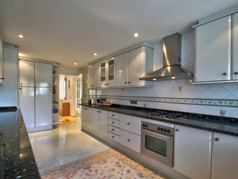 House - Detached Villa в продаже в Estepona, Málaga. В доме 5 спален и 4 ванных комнат. Площадь дома 698 м². Площадь участка 1200 м²