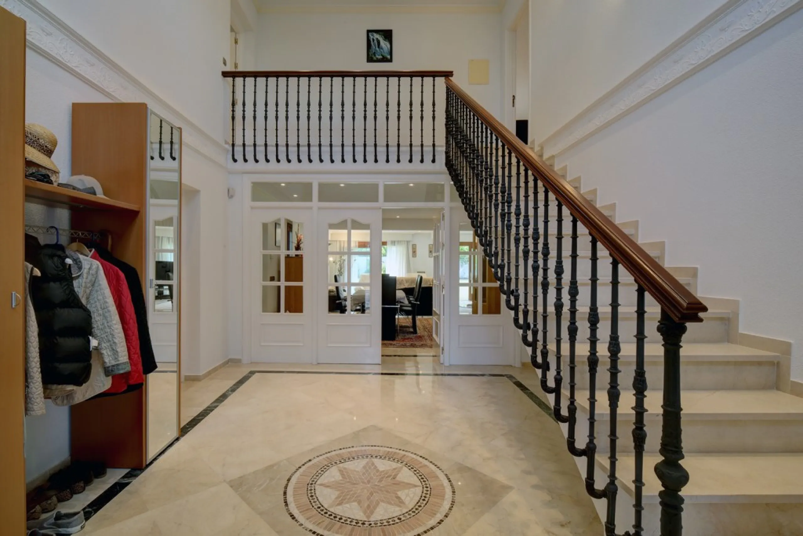 House - Detached Villa в продаже в Estepona, Málaga. В доме 5 спален и 4 ванных комнат. Площадь дома 698 м². Площадь участка 1200 м²