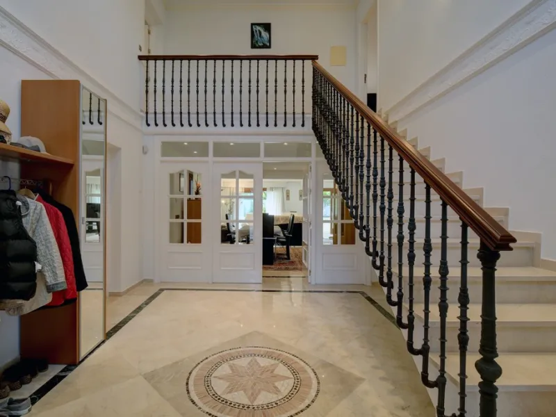 House - Detached Villa в продаже в Estepona, Málaga. В доме 5 спален и 4 ванных комнат. Площадь дома 698 м². Площадь участка 1200 м²