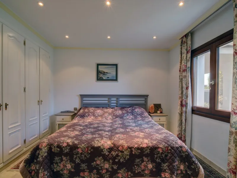 House - Detached Villa в продаже в Estepona, Málaga. В доме 5 спален и 4 ванных комнат. Площадь дома 698 м². Площадь участка 1200 м²