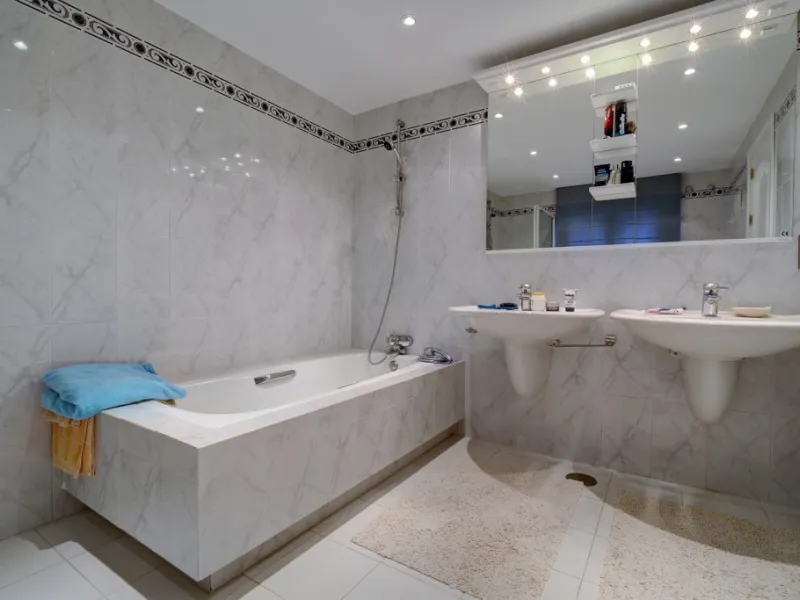 House - Detached Villa в продаже в Estepona, Málaga. В доме 5 спален и 4 ванных комнат. Площадь дома 698 м². Площадь участка 1200 м²