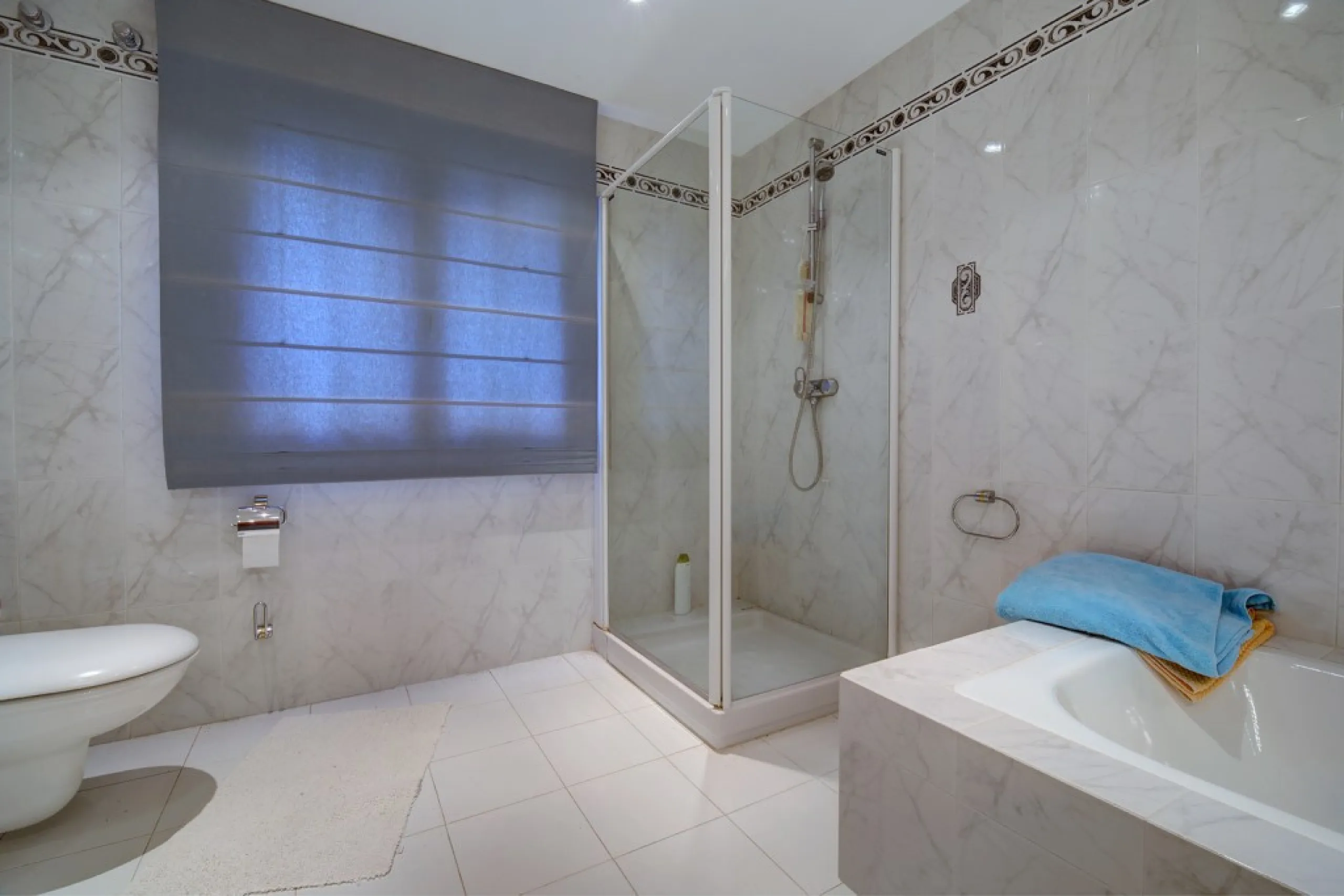 House - Detached Villa в продаже в Estepona, Málaga. В доме 5 спален и 4 ванных комнат. Площадь дома 698 м². Площадь участка 1200 м²