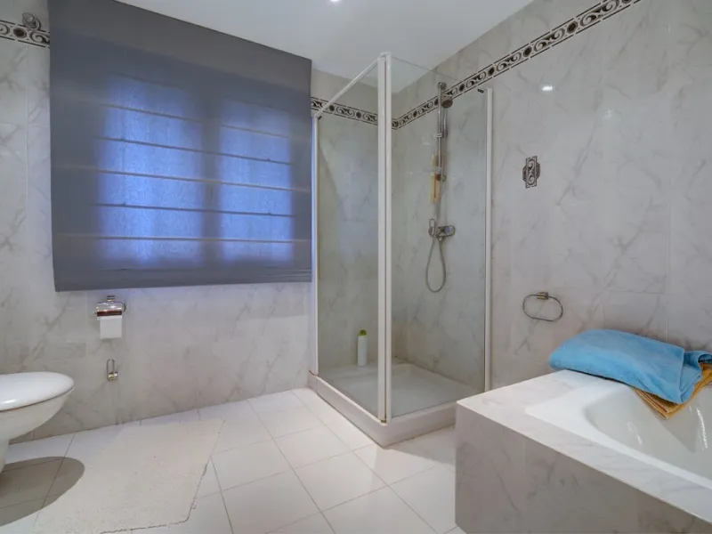 House - Detached Villa в продаже в Estepona, Málaga. В доме 5 спален и 4 ванных комнат. Площадь дома 698 м². Площадь участка 1200 м²