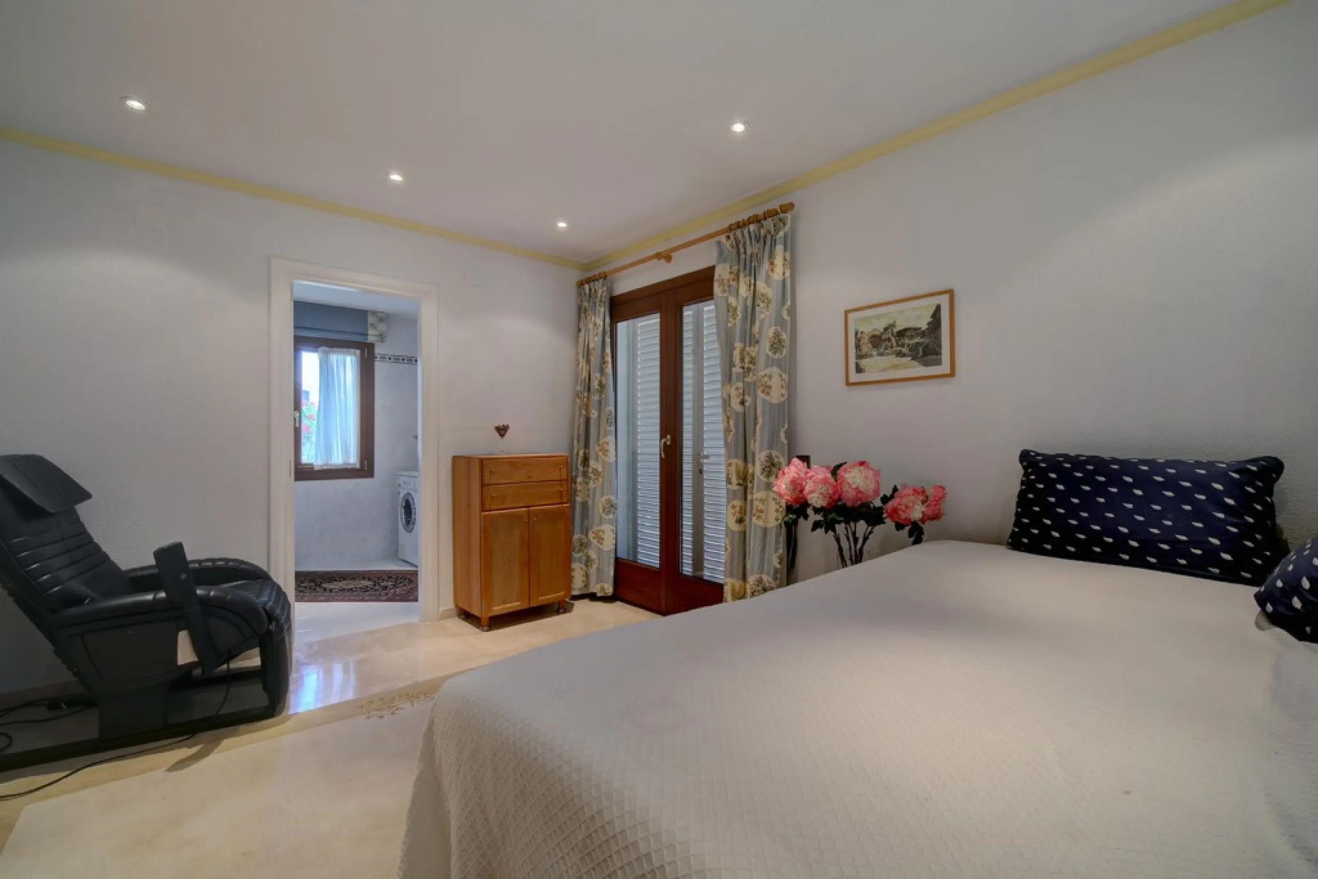 House - Detached Villa в продаже в Estepona, Málaga. В доме 5 спален и 4 ванных комнат. Площадь дома 698 м². Площадь участка 1200 м²