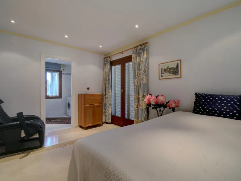House - Detached Villa в продаже в Estepona, Málaga. В доме 5 спален и 4 ванных комнат. Площадь дома 698 м². Площадь участка 1200 м²