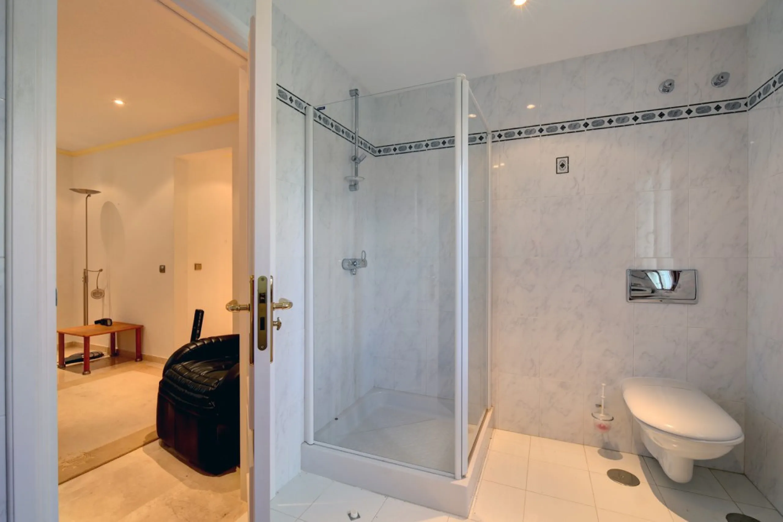 House - Detached Villa в продаже в Estepona, Málaga. В доме 5 спален и 4 ванных комнат. Площадь дома 698 м². Площадь участка 1200 м²