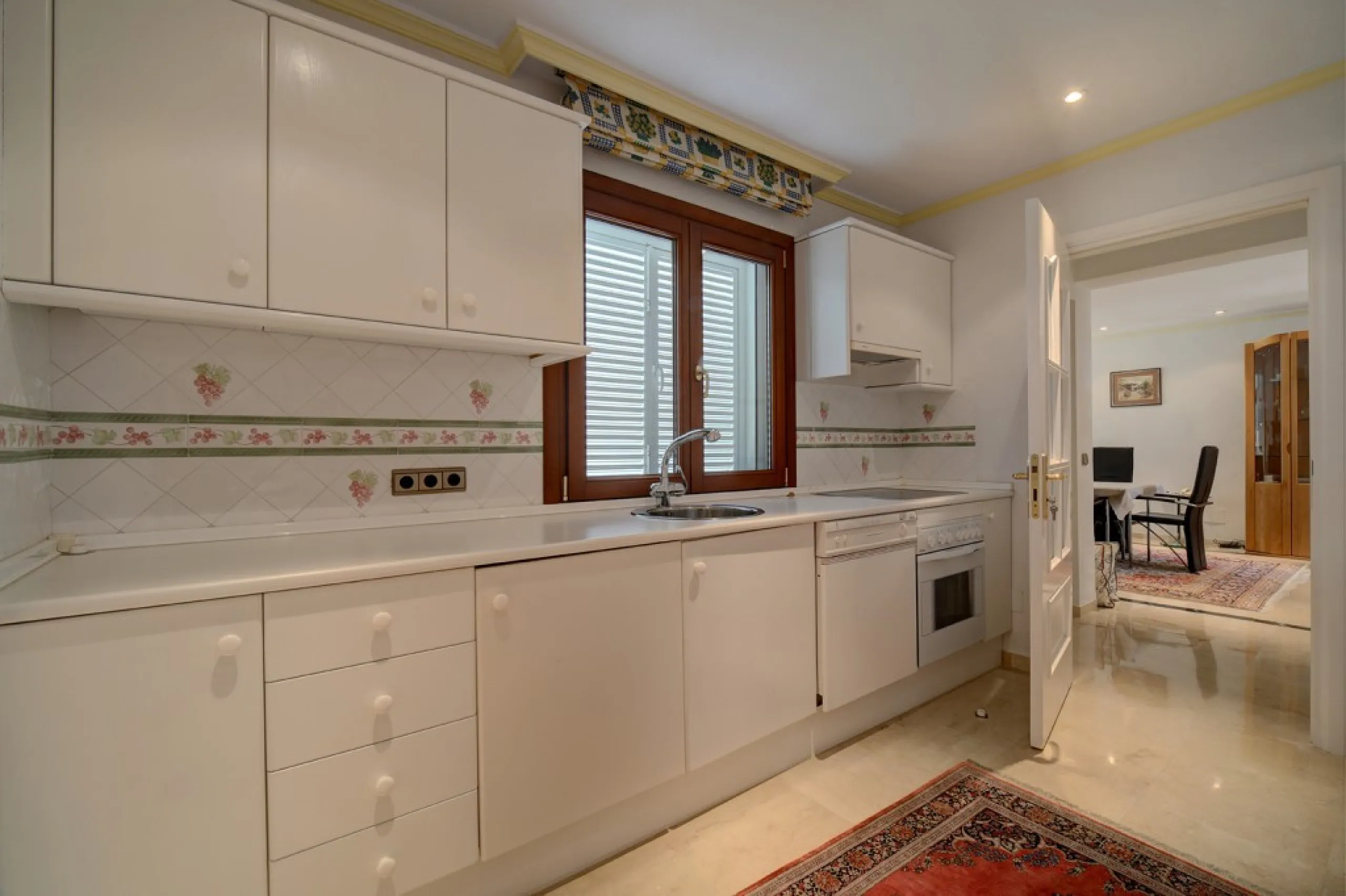 House - Detached Villa в продаже в Estepona, Málaga. В доме 5 спален и 4 ванных комнат. Площадь дома 698 м². Площадь участка 1200 м²