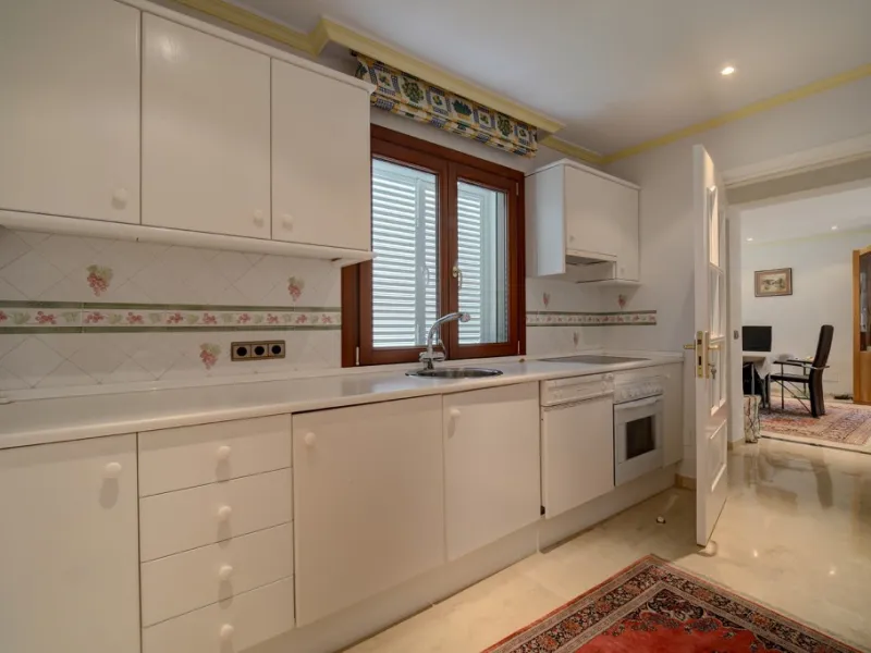 House - Detached Villa в продаже в Estepona, Málaga. В доме 5 спален и 4 ванных комнат. Площадь дома 698 м². Площадь участка 1200 м²