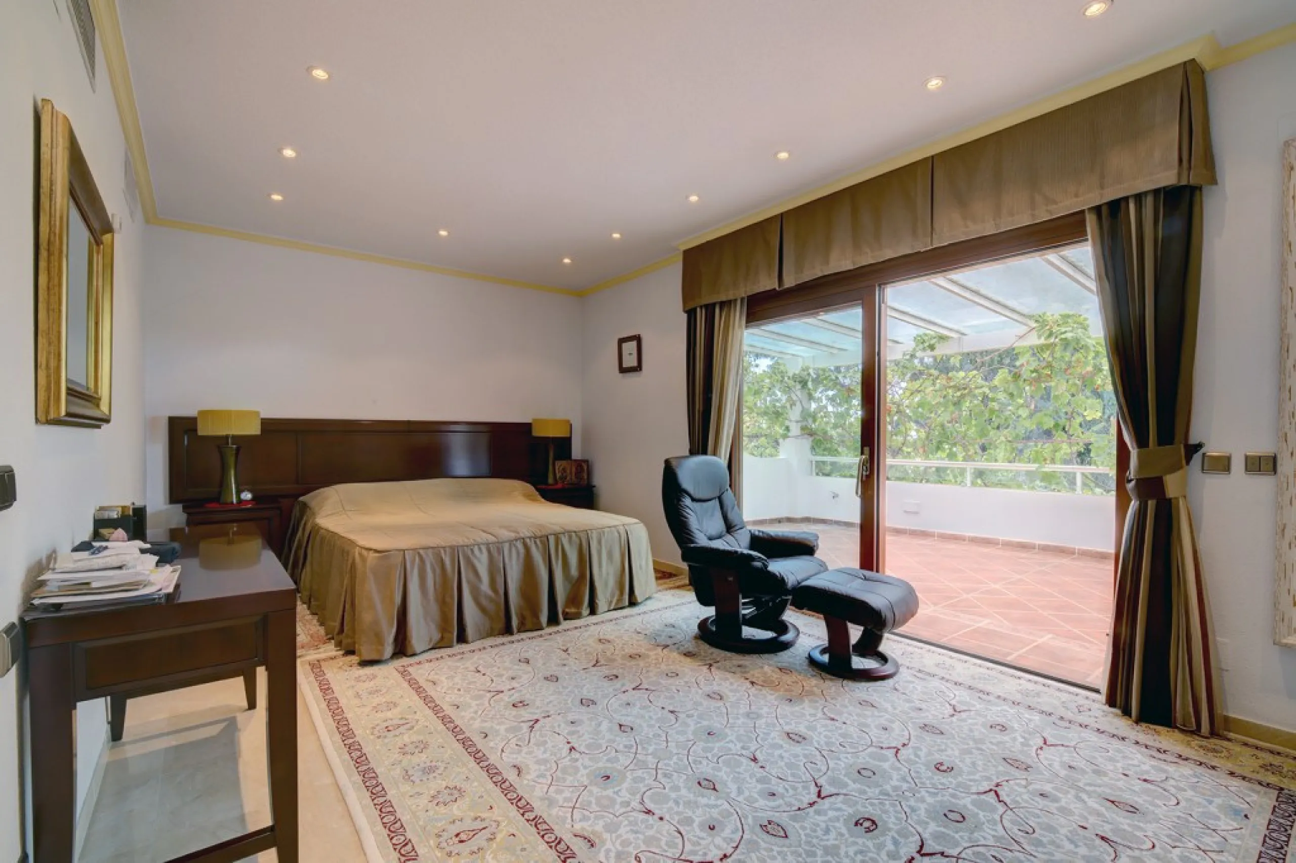 House - Detached Villa в продаже в Estepona, Málaga. В доме 5 спален и 4 ванных комнат. Площадь дома 698 м². Площадь участка 1200 м²