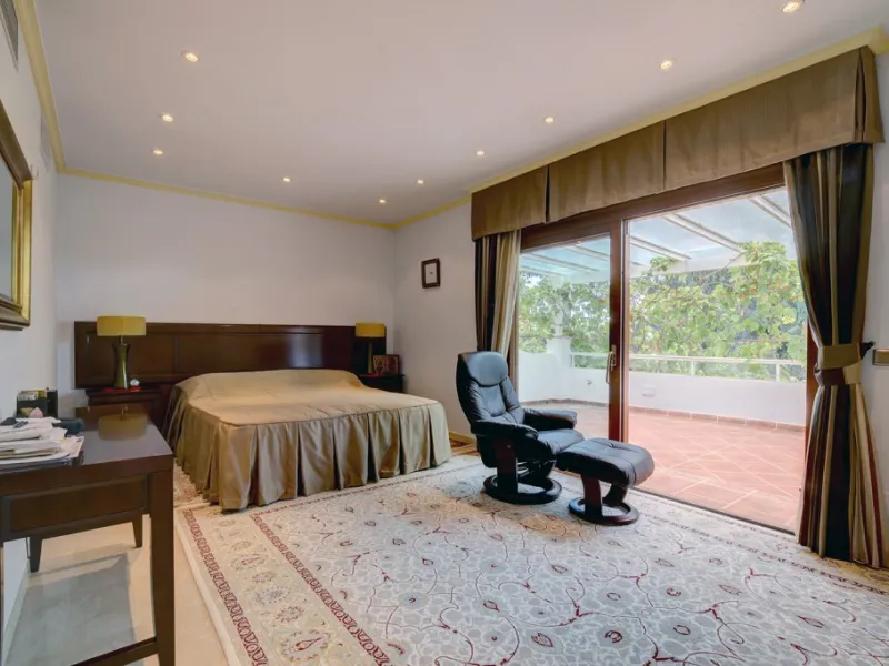 House - Detached Villa в продаже в Estepona, Málaga. В доме 5 спален и 4 ванных комнат. Площадь дома 698 м². Площадь участка 1200 м²