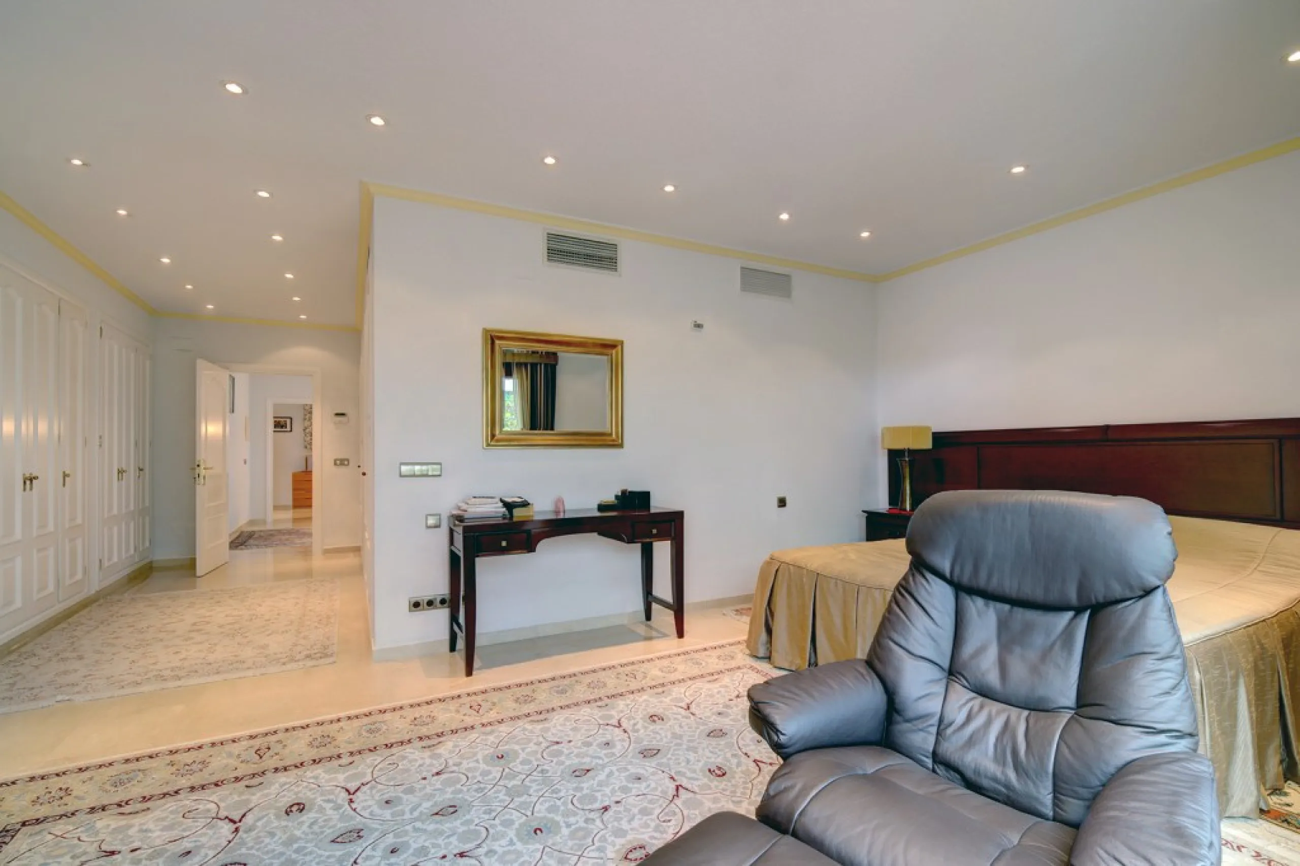 House - Detached Villa в продаже в Estepona, Málaga. В доме 5 спален и 4 ванных комнат. Площадь дома 698 м². Площадь участка 1200 м²