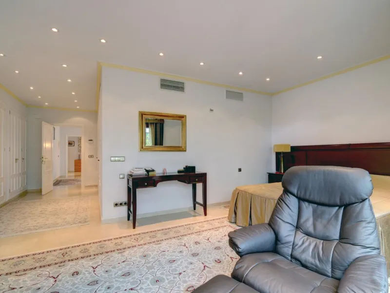 House - Detached Villa в продаже в Estepona, Málaga. В доме 5 спален и 4 ванных комнат. Площадь дома 698 м². Площадь участка 1200 м²