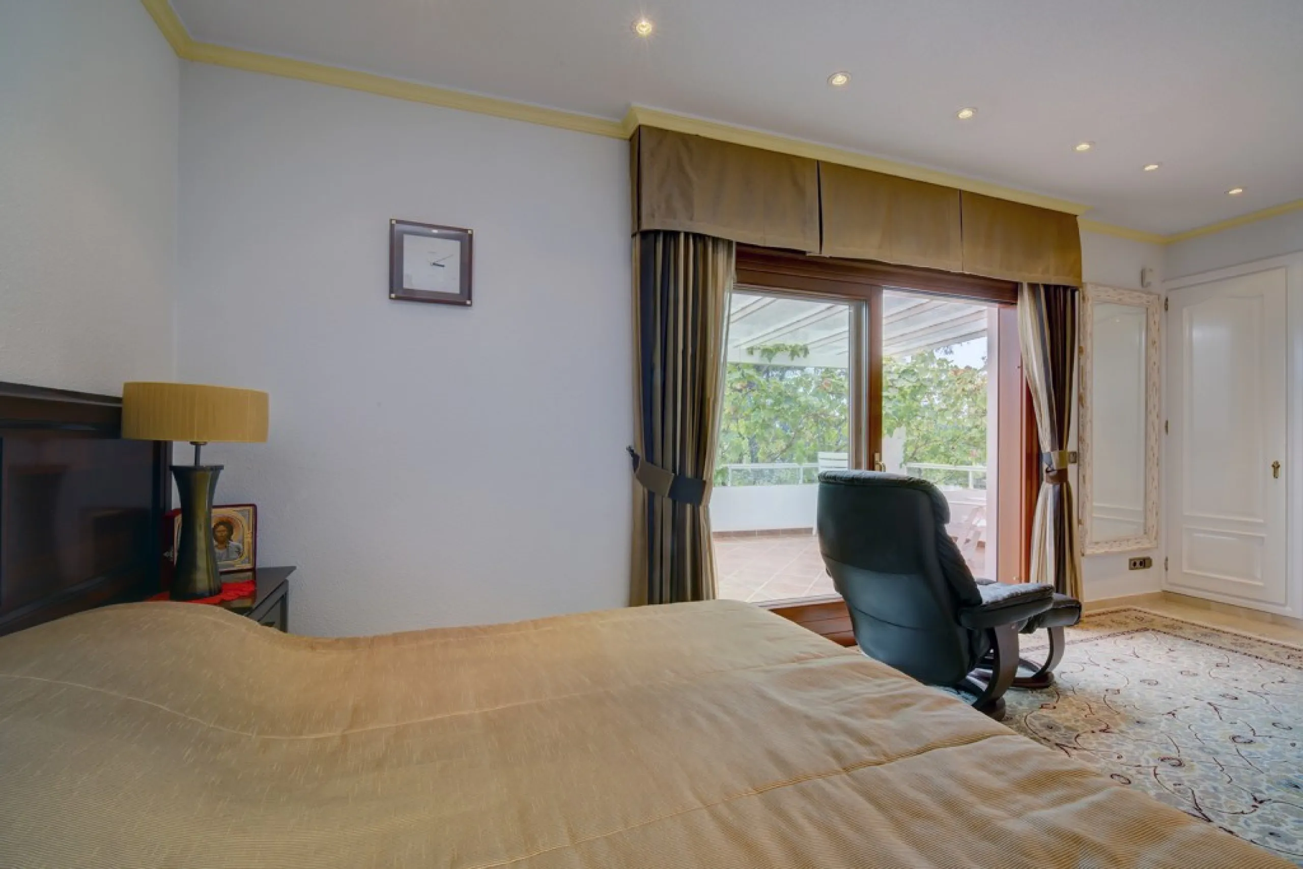 House - Detached Villa в продаже в Estepona, Málaga. В доме 5 спален и 4 ванных комнат. Площадь дома 698 м². Площадь участка 1200 м²