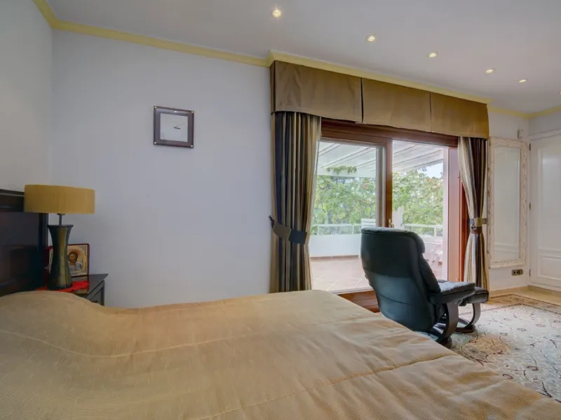 House - Detached Villa в продаже в Estepona, Málaga. В доме 5 спален и 4 ванных комнат. Площадь дома 698 м². Площадь участка 1200 м²