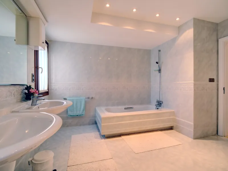 House - Detached Villa в продаже в Estepona, Málaga. В доме 5 спален и 4 ванных комнат. Площадь дома 698 м². Площадь участка 1200 м²