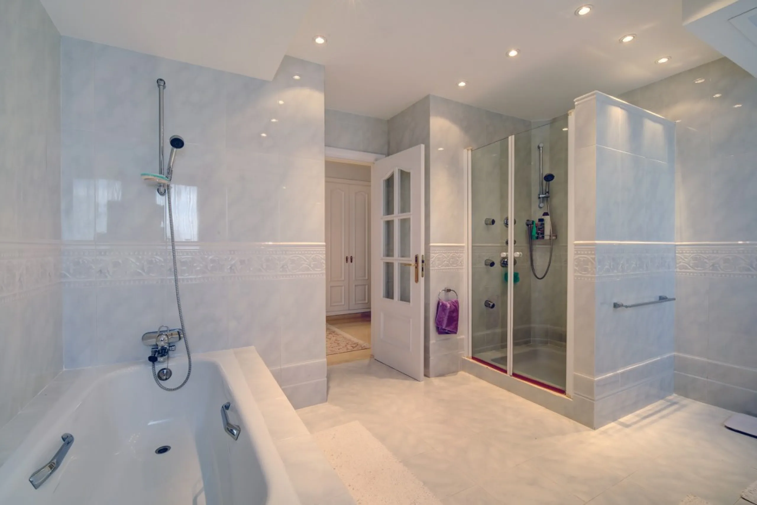 House - Detached Villa в продаже в Estepona, Málaga. В доме 5 спален и 4 ванных комнат. Площадь дома 698 м². Площадь участка 1200 м²