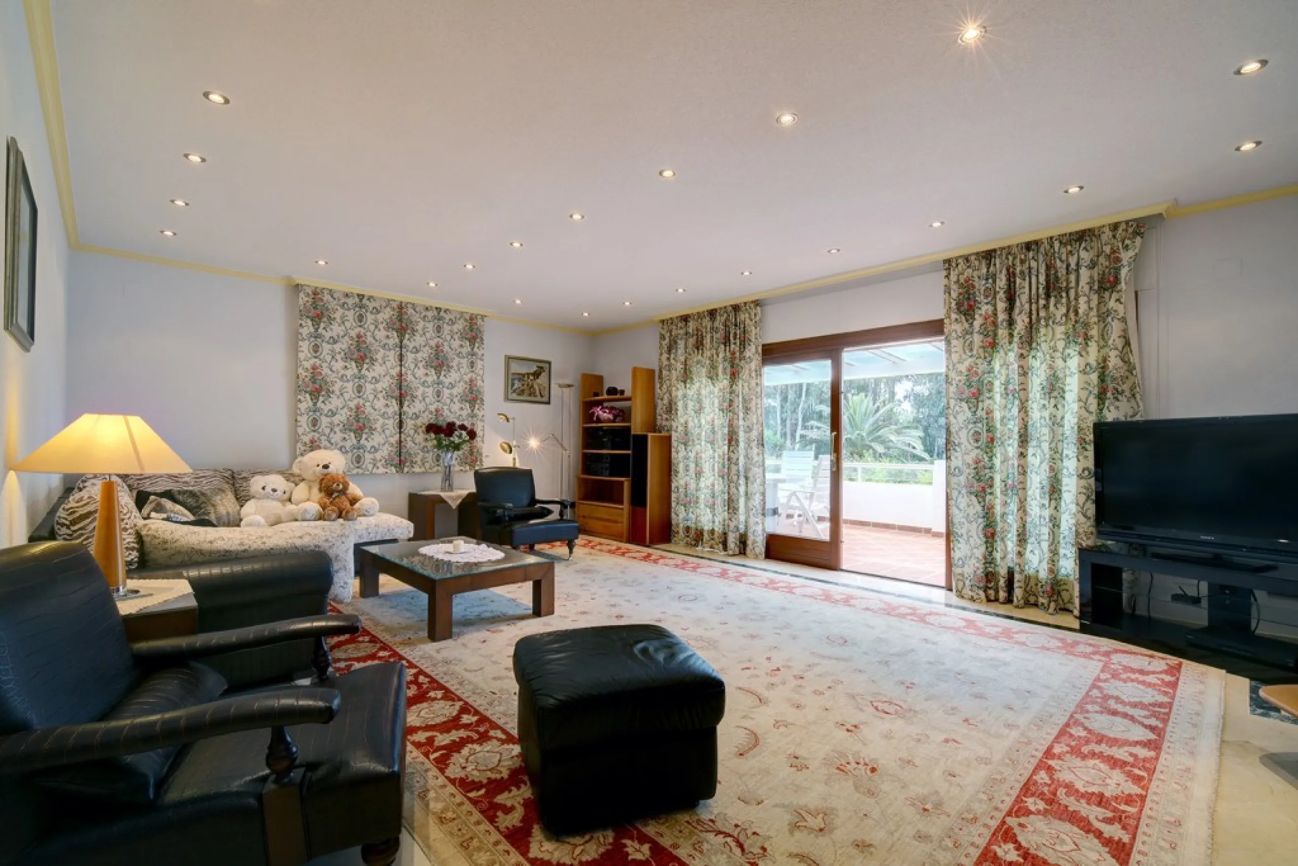 House - Detached Villa в продаже в Estepona, Málaga. В доме 5 спален и 4 ванных комнат. Площадь дома 698 м². Площадь участка 1200 м²