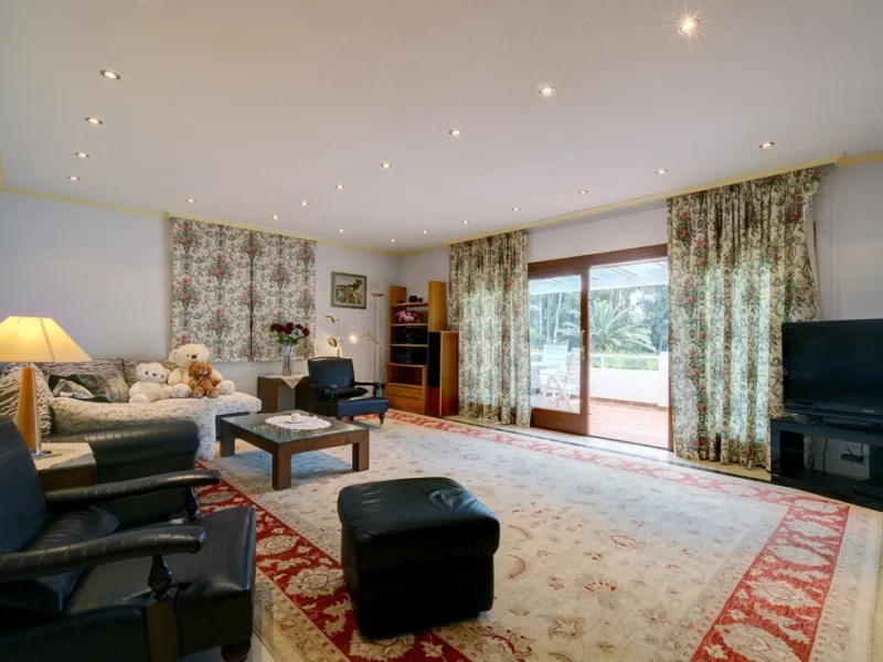 House - Detached Villa в продаже в Estepona, Málaga. В доме 5 спален и 4 ванных комнат. Площадь дома 698 м². Площадь участка 1200 м²