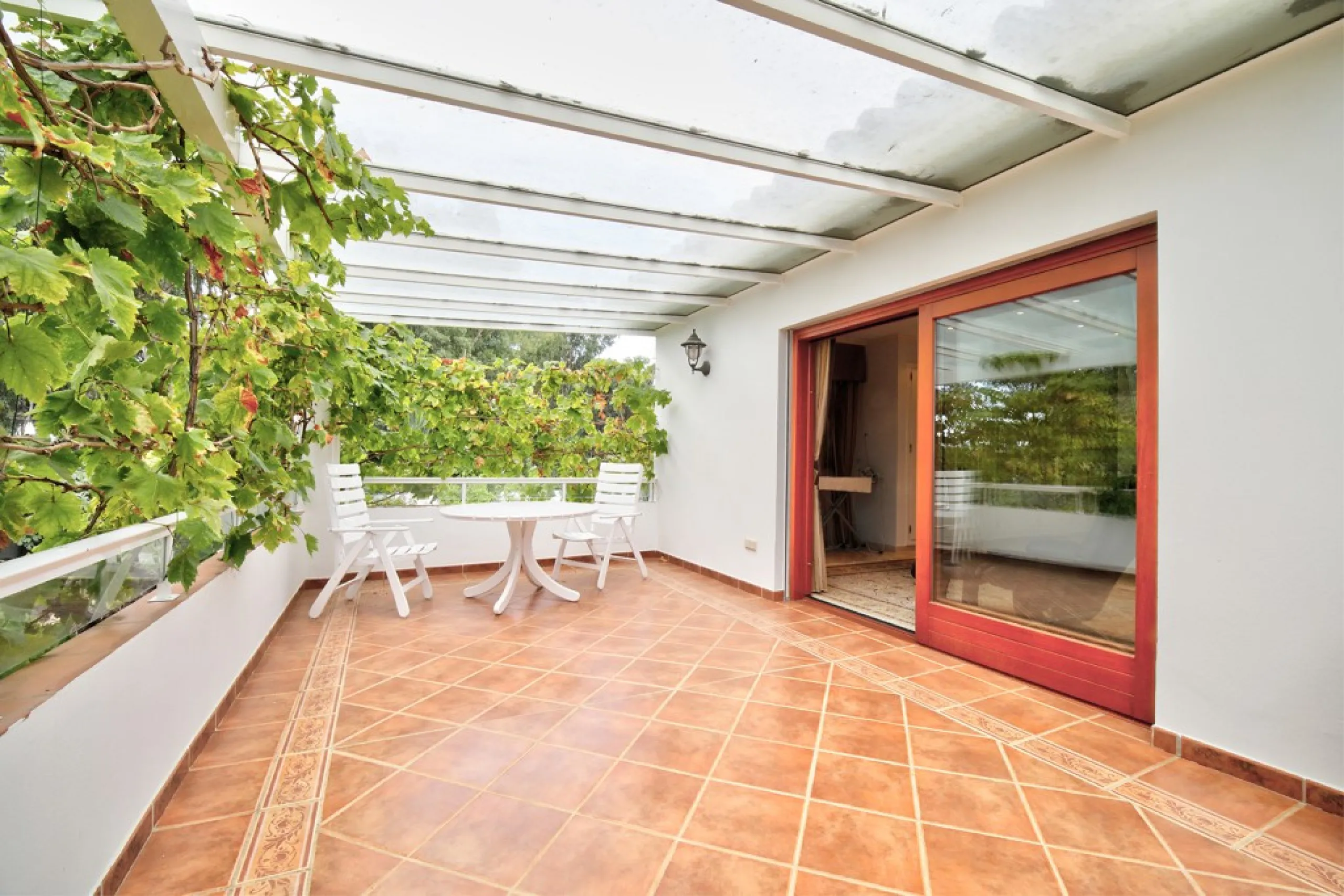 House - Detached Villa в продаже в Estepona, Málaga. В доме 5 спален и 4 ванных комнат. Площадь дома 698 м². Площадь участка 1200 м²