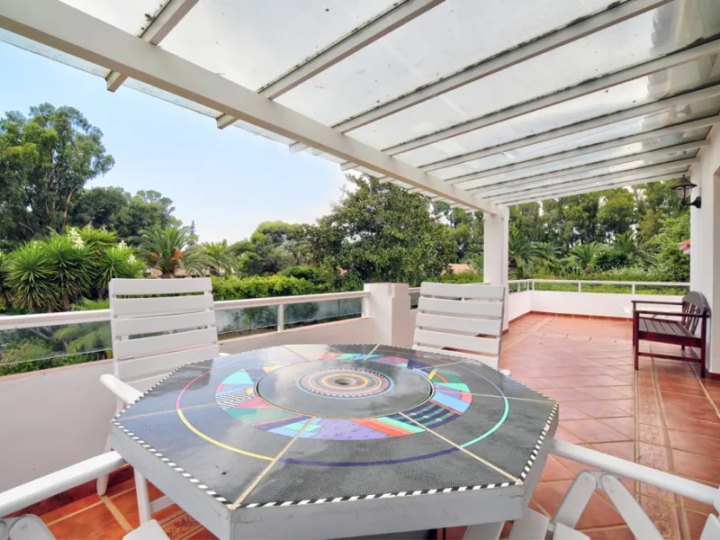 House - Detached Villa в продаже в Estepona, Málaga. В доме 5 спален и 4 ванных комнат. Площадь дома 698 м². Площадь участка 1200 м²