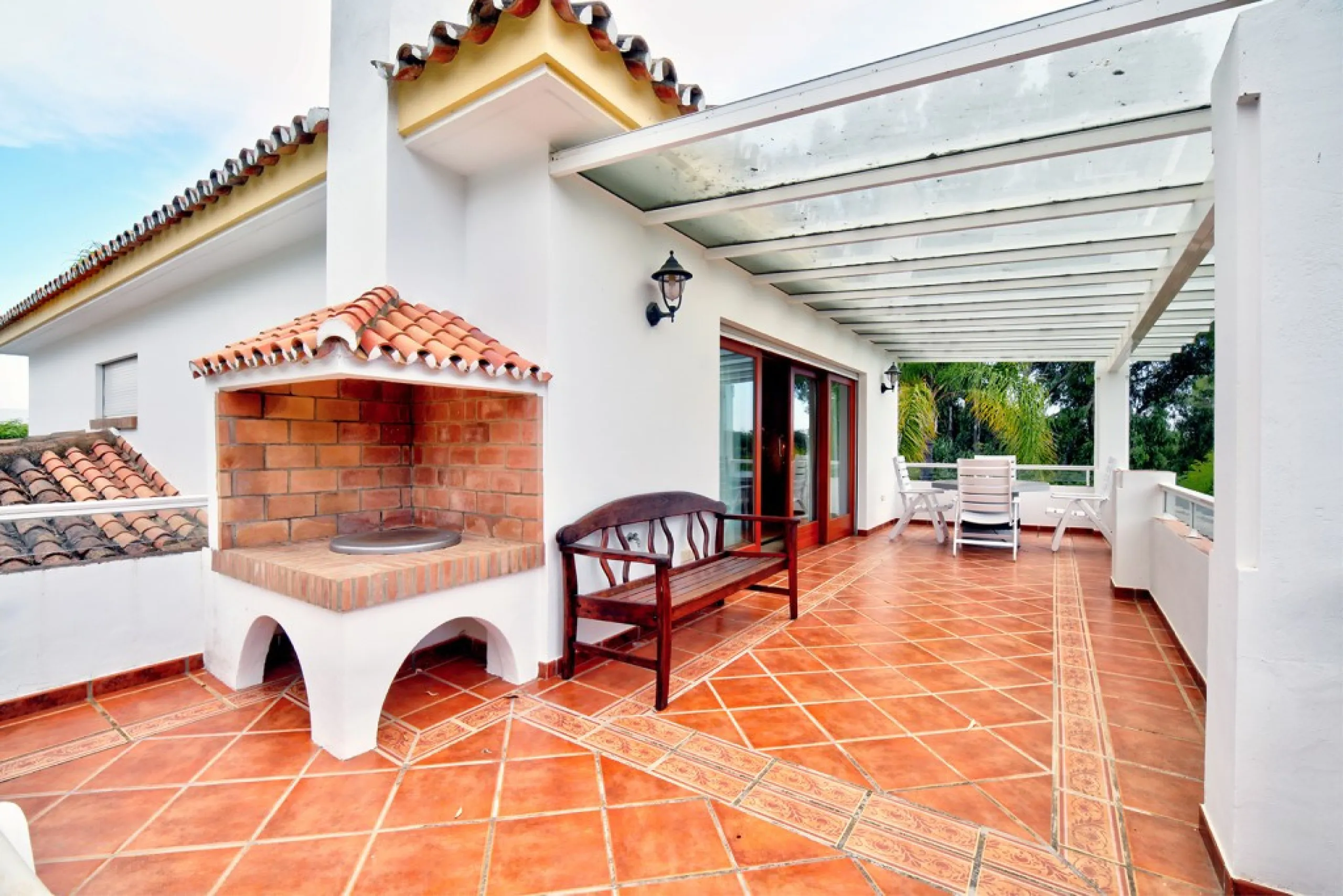 House - Detached Villa в продаже в Estepona, Málaga. В доме 5 спален и 4 ванных комнат. Площадь дома 698 м². Площадь участка 1200 м²