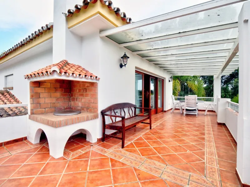 House - Detached Villa в продаже в Estepona, Málaga. В доме 5 спален и 4 ванных комнат. Площадь дома 698 м². Площадь участка 1200 м²
