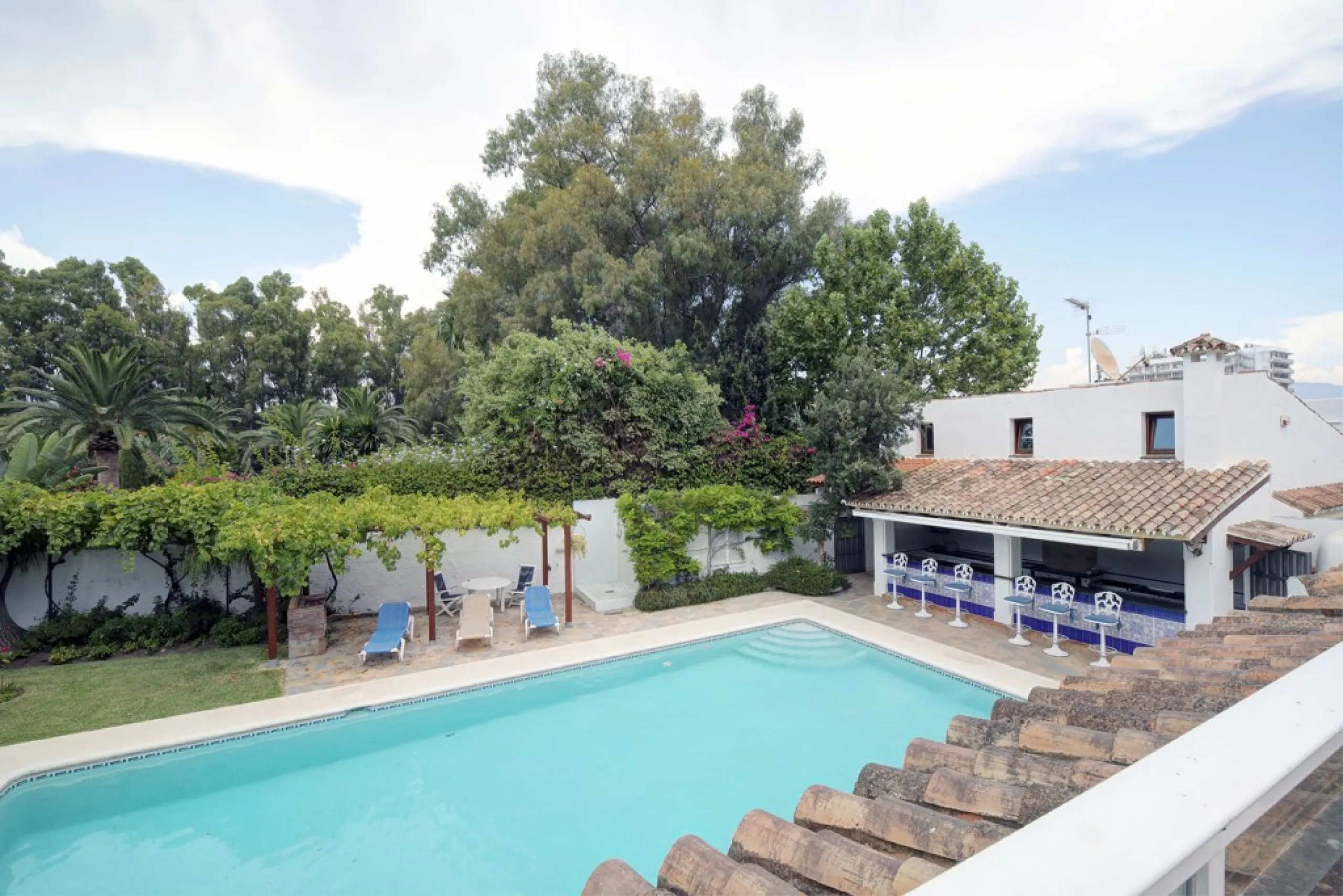 House - Detached Villa в продаже в Estepona, Málaga. В доме 5 спален и 4 ванных комнат. Площадь дома 698 м². Площадь участка 1200 м²