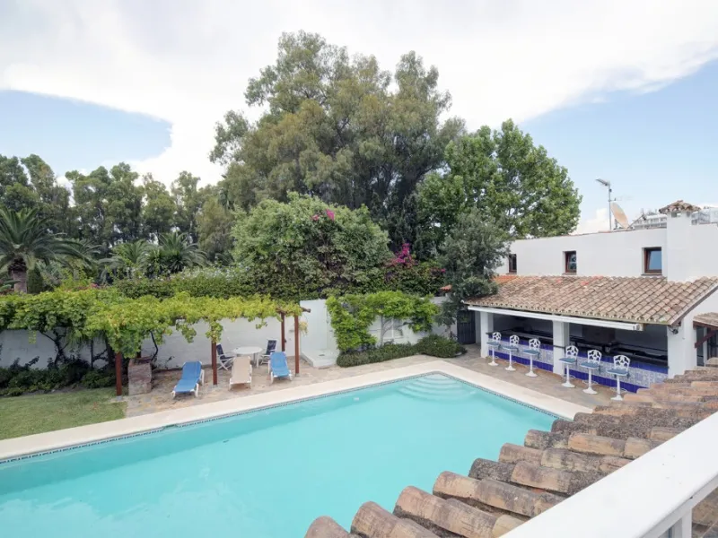 House - Detached Villa в продаже в Estepona, Málaga. В доме 5 спален и 4 ванных комнат. Площадь дома 698 м². Площадь участка 1200 м²