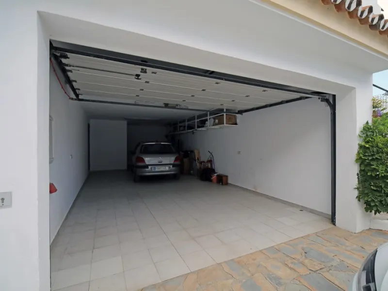 House - Detached Villa в продаже в Estepona, Málaga. В доме 5 спален и 4 ванных комнат. Площадь дома 698 м². Площадь участка 1200 м²